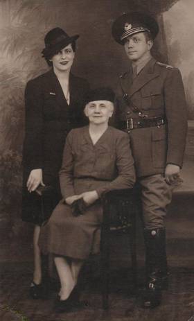 Teodor Serbanescu, sotia lui, si mama, Steliana Serbanescu.